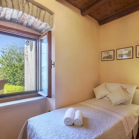 Beautiful In Pula With Kitchen Hébergement de vacances