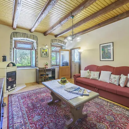Beautiful In Pula With Kitchen 度假居 Šišan