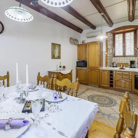 Beautiful In Pula With Kitchen 度假居 Šišan