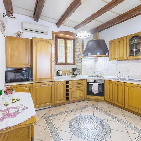 Hébergement de vacances Beautiful In Pula With Kitchen Šišan